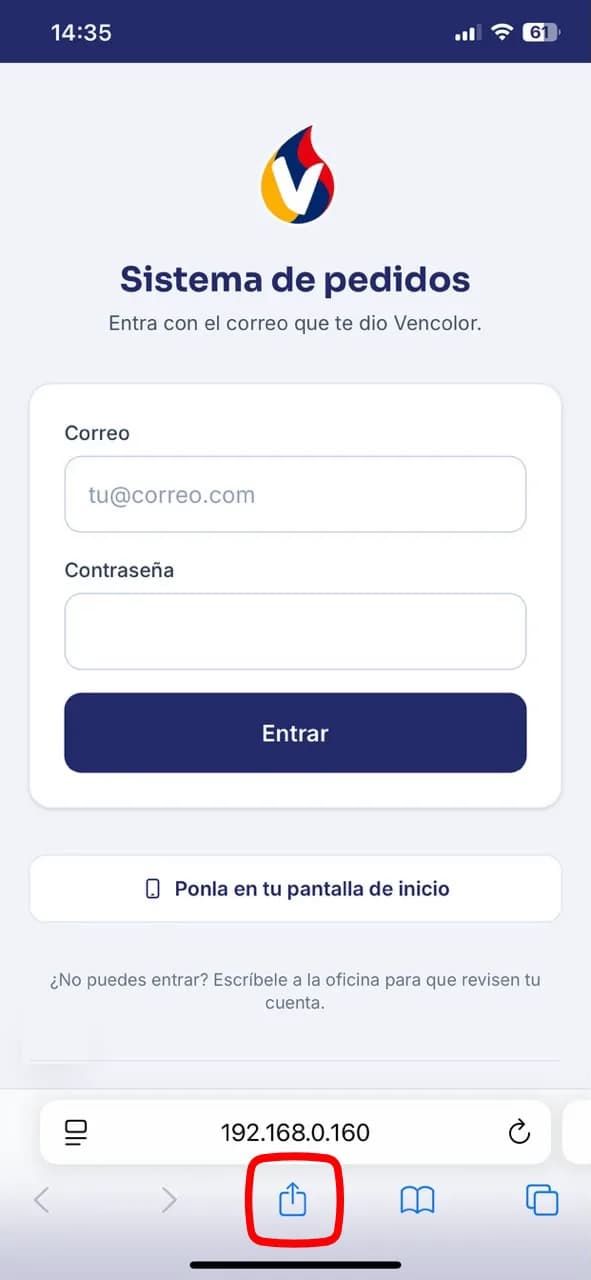 El sistema abierto en Safari, con el botón Compartir marcado en rojo abajo en el centro.