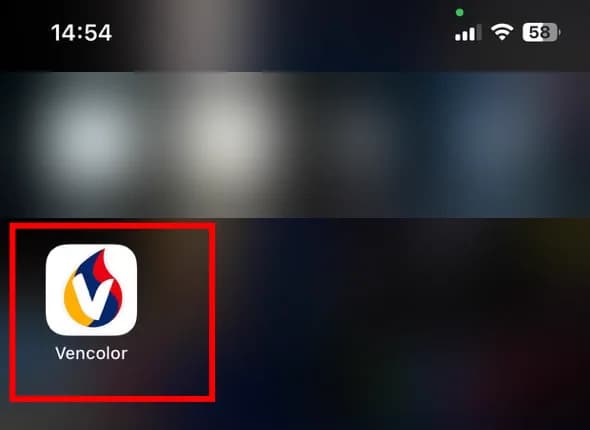 La pantalla de inicio del iPhone con el ícono de Vencolor marcado en rojo.